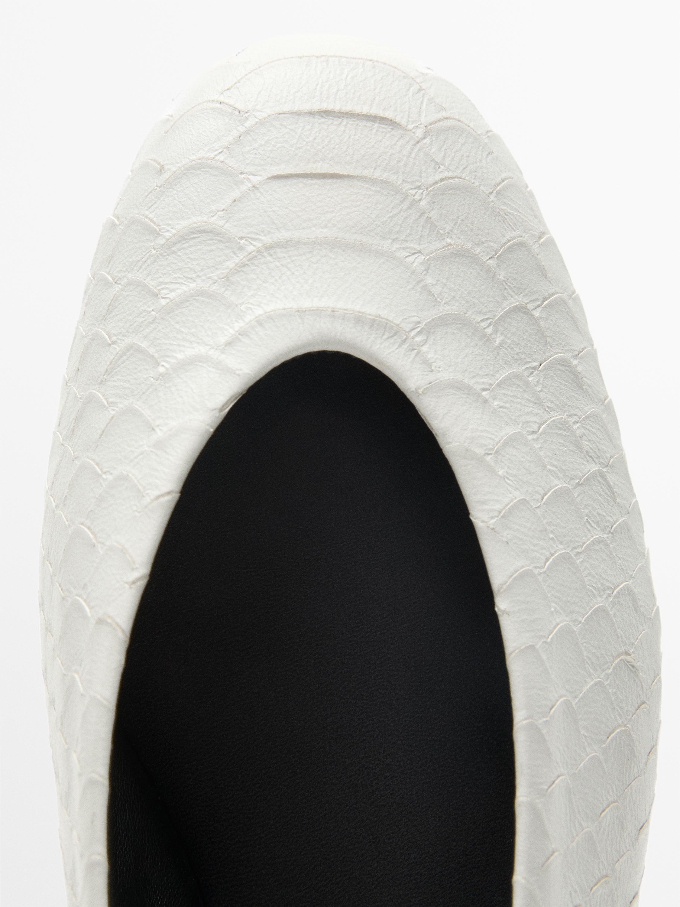 Ballet flats with leather detail