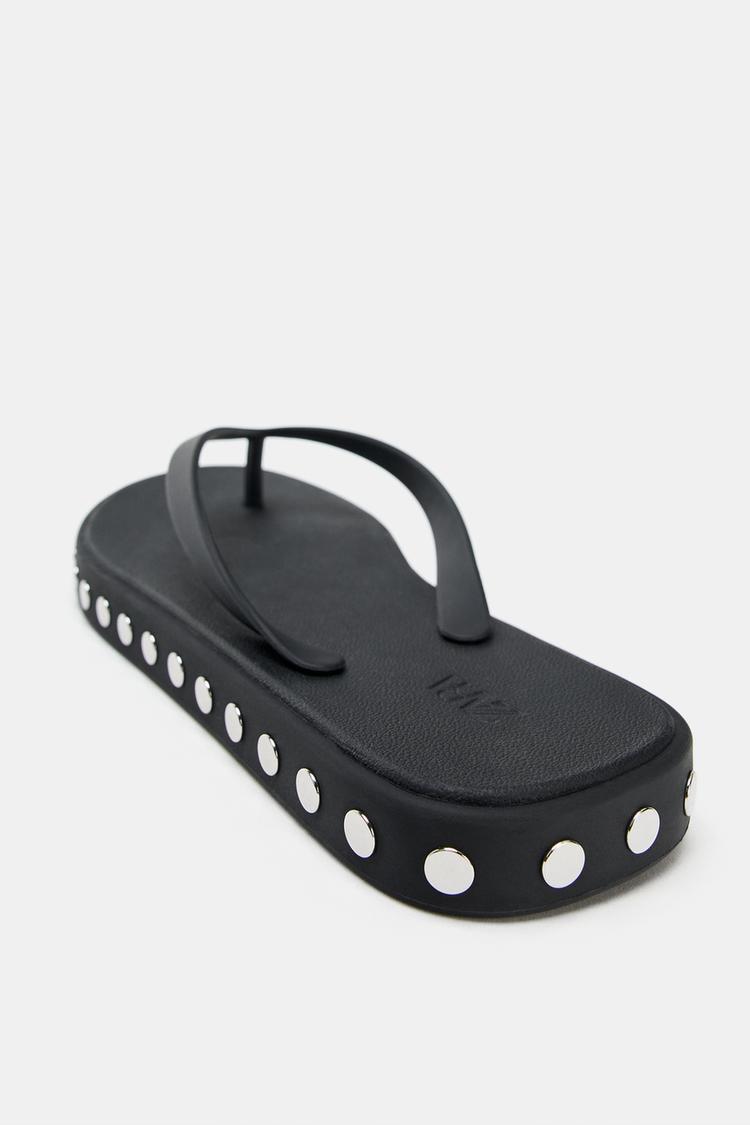 Sandalias planas con tachas 7