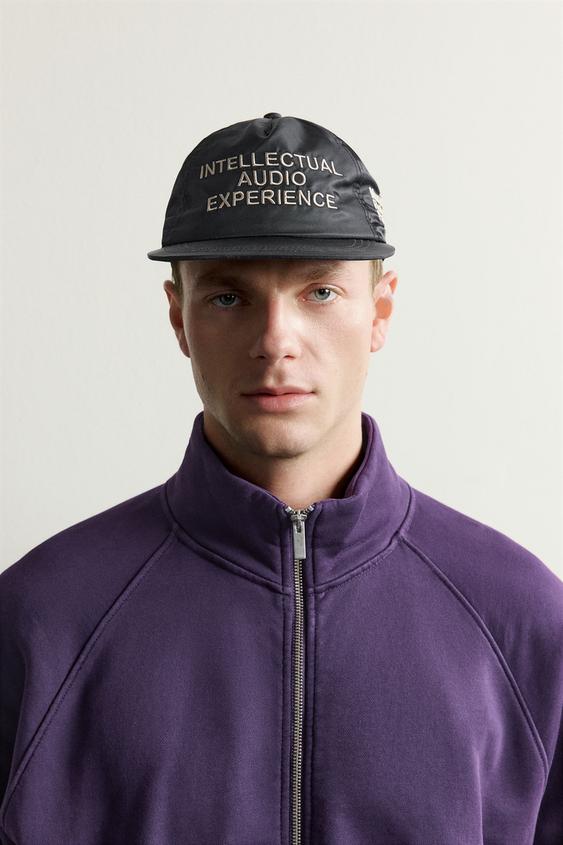 GORRA VISOR PLANO TEXTO BORDADO - Negro de Zara - Imagen 0