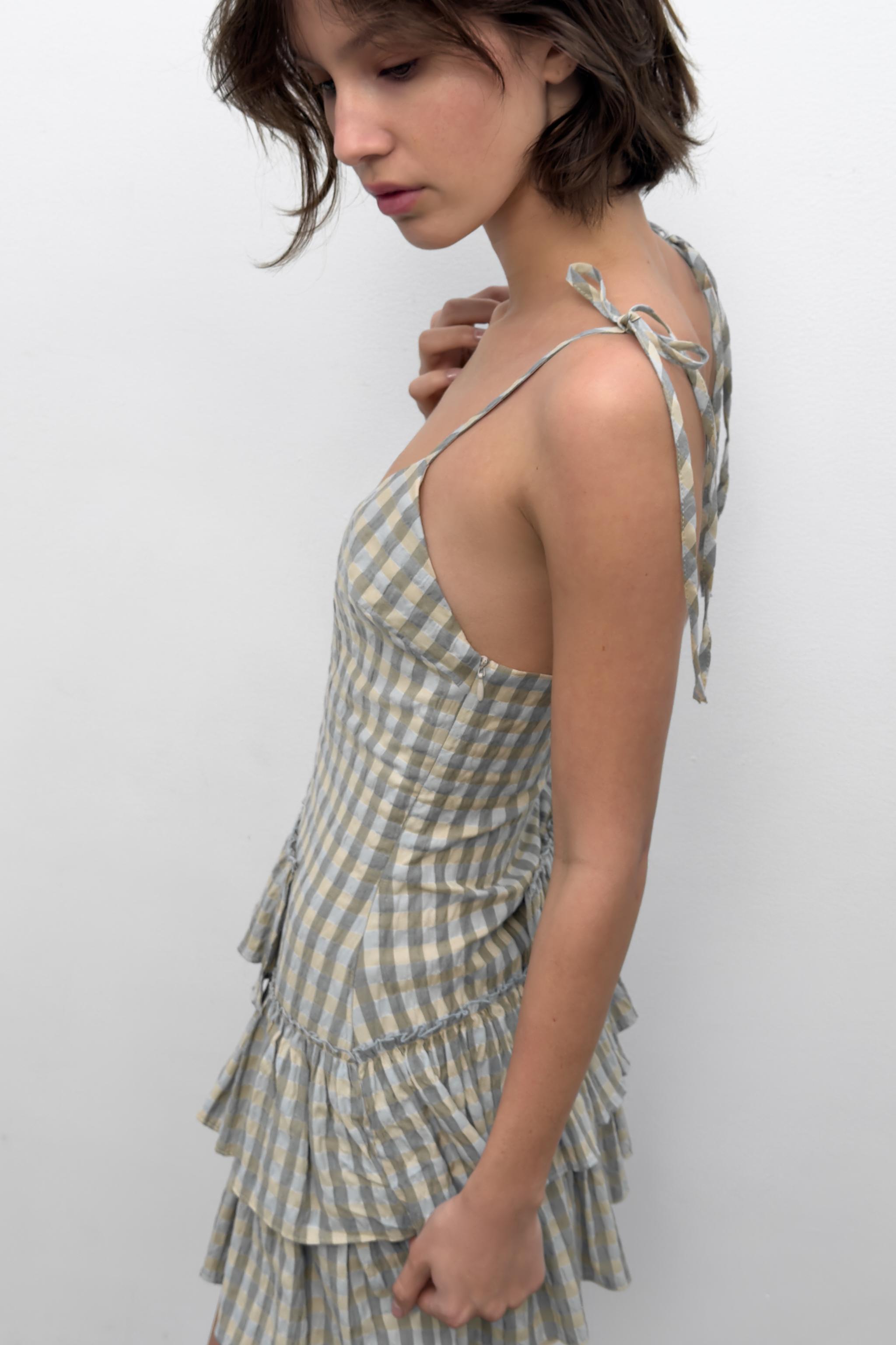 ROBE COURTE À CARREAUX ET VOLANTS