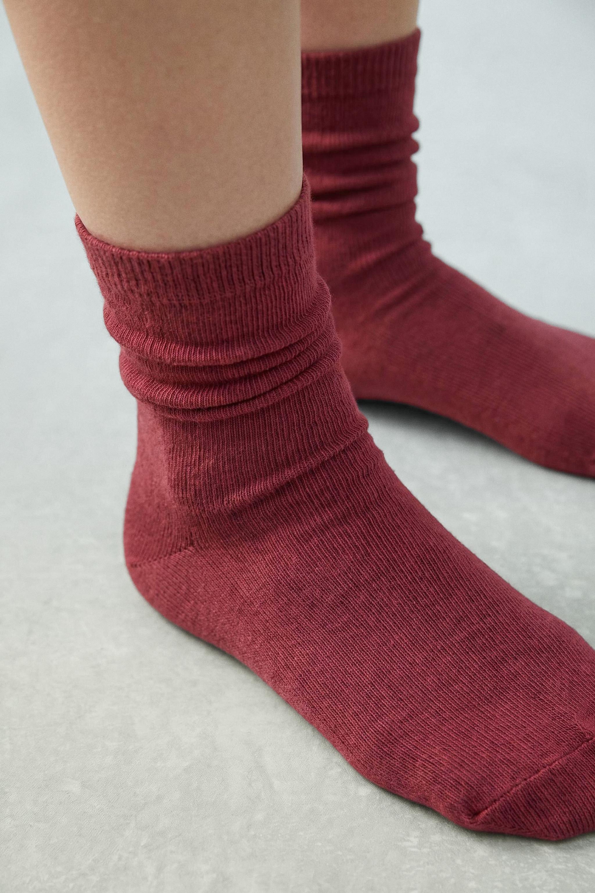 LOT DE CINQ PAIRES CHAUSSETTES HAUTES À RAYURES ET UNIES