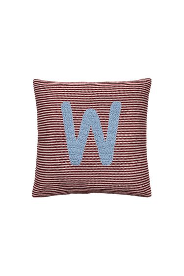 وسادة للأطفال مطرزة بحرف W - أحمر الخاص بـ Zara