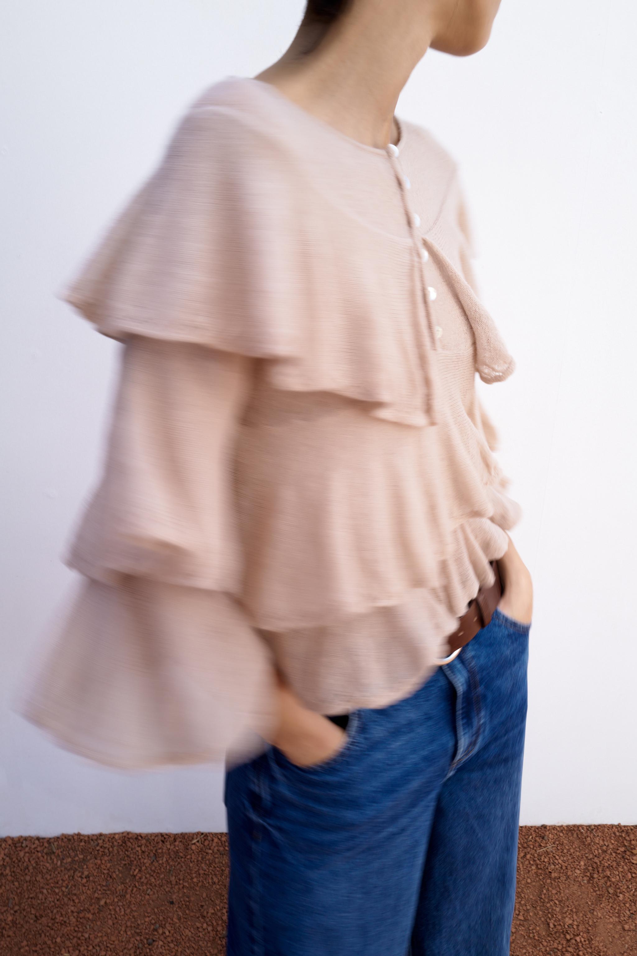 RUFFLED KNIT TOP