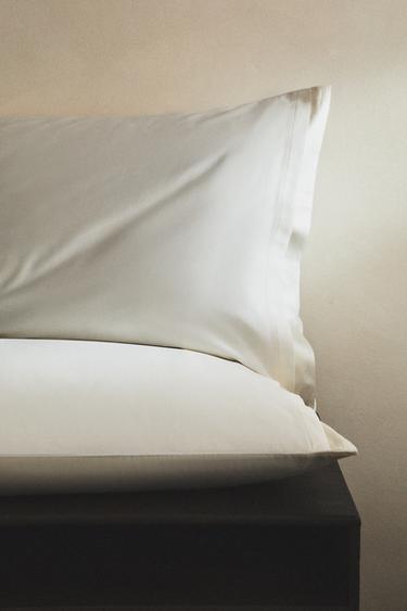 TAIE D’OREILLER SATIN BORD SOIE (300 FILS) - Blanc cassé de Zara - Image 5