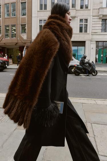 ÉCHARPE UNIE EFFET FOURRURE À FRANGES - Marron de Zara
