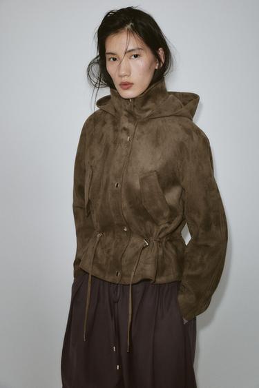 КУРТКА ИЗ ИСКУССТВЕННОЙ ЗАМШИ С КАПЮШОНОМ — СВЕТЛЫЙ ХАКИ от Zara