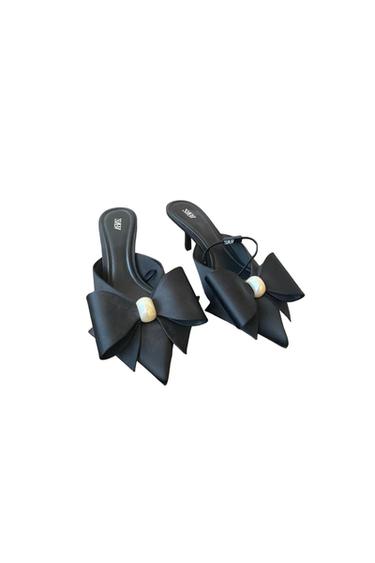 MULE WITH BOW AND PEARL