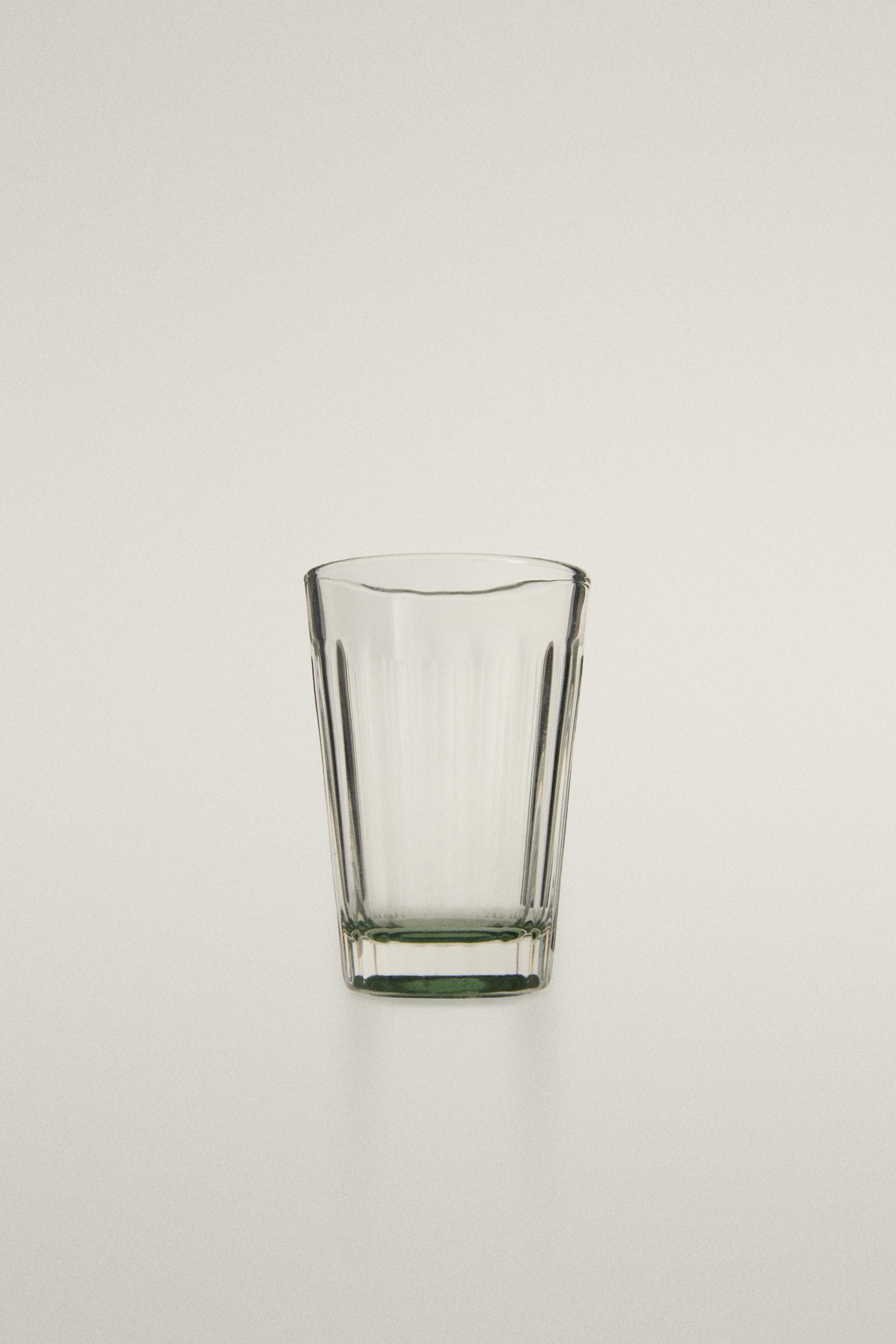 RAISED GLASS TUMBLER WITH A COLORED BASE