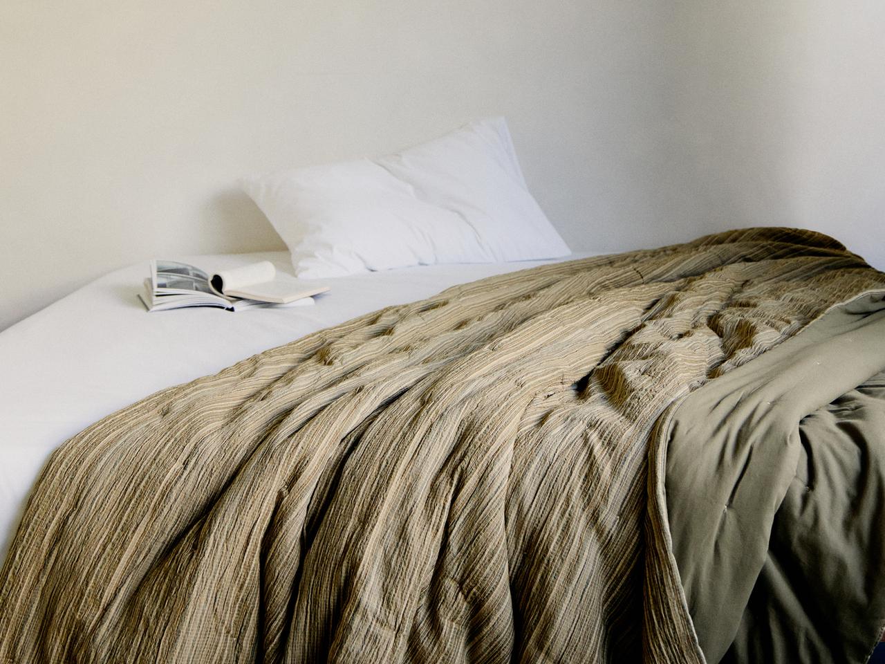 STRIPED QUILT — Light khaki