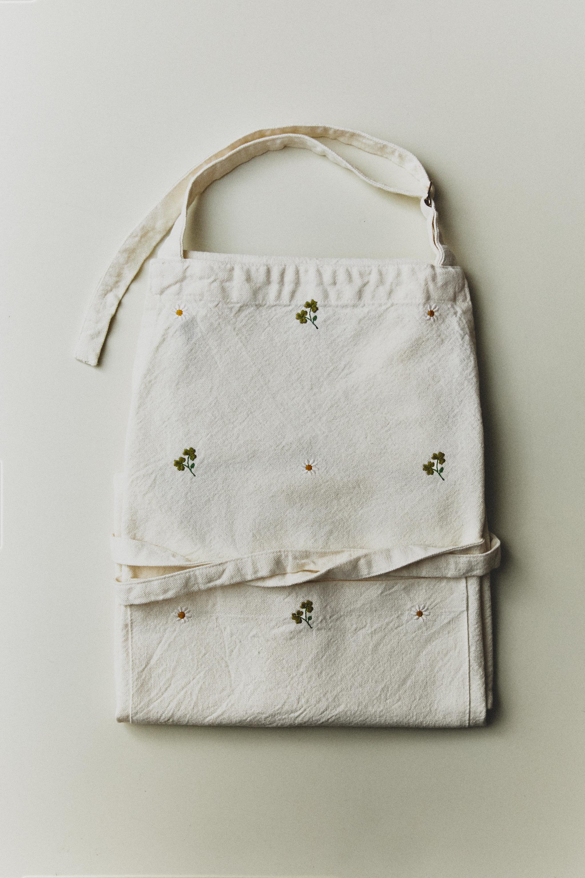 EMBROIDERED CLOVER APRON