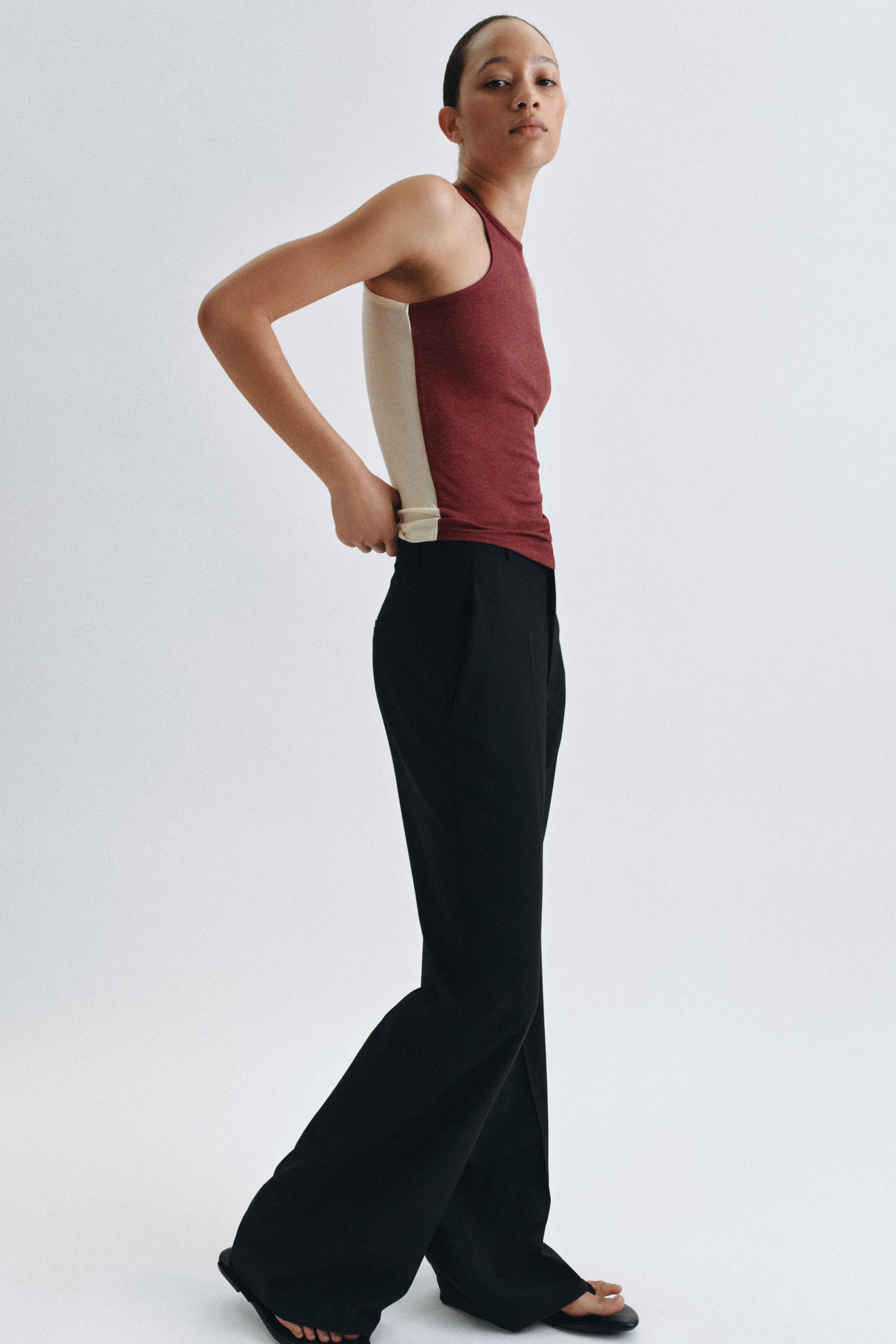 SLEEVELESS TOP