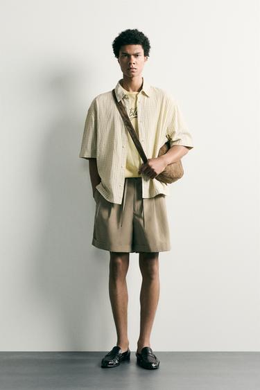 برمودا انسيابية RELAXED FIT بكسرات - بيج الخاص بـ Zara
