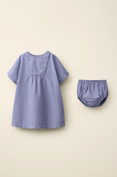 Vestido a rayas y pantaloncitos creado por Caramel London x Zara