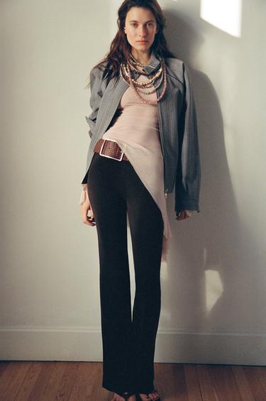 PANTALÓN TEJIDO FLUIDO FLARE - Negro de Zara