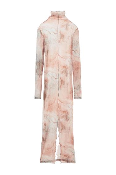 Long-sleeved jumpsuit with marbled print in pink and beige tones. High neck and front opening. White background.