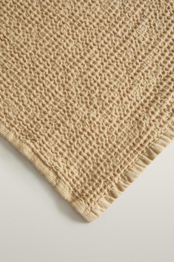 SERVIETTE DE BAIN TEXTURÉE GAUFRÉE - brun de Zara - Image 2
