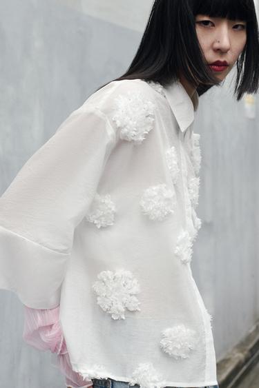 エンボスフラワーフルイドシャツホワイトZaraのエンボスフラワーフルイドシャツ - ホワイト 