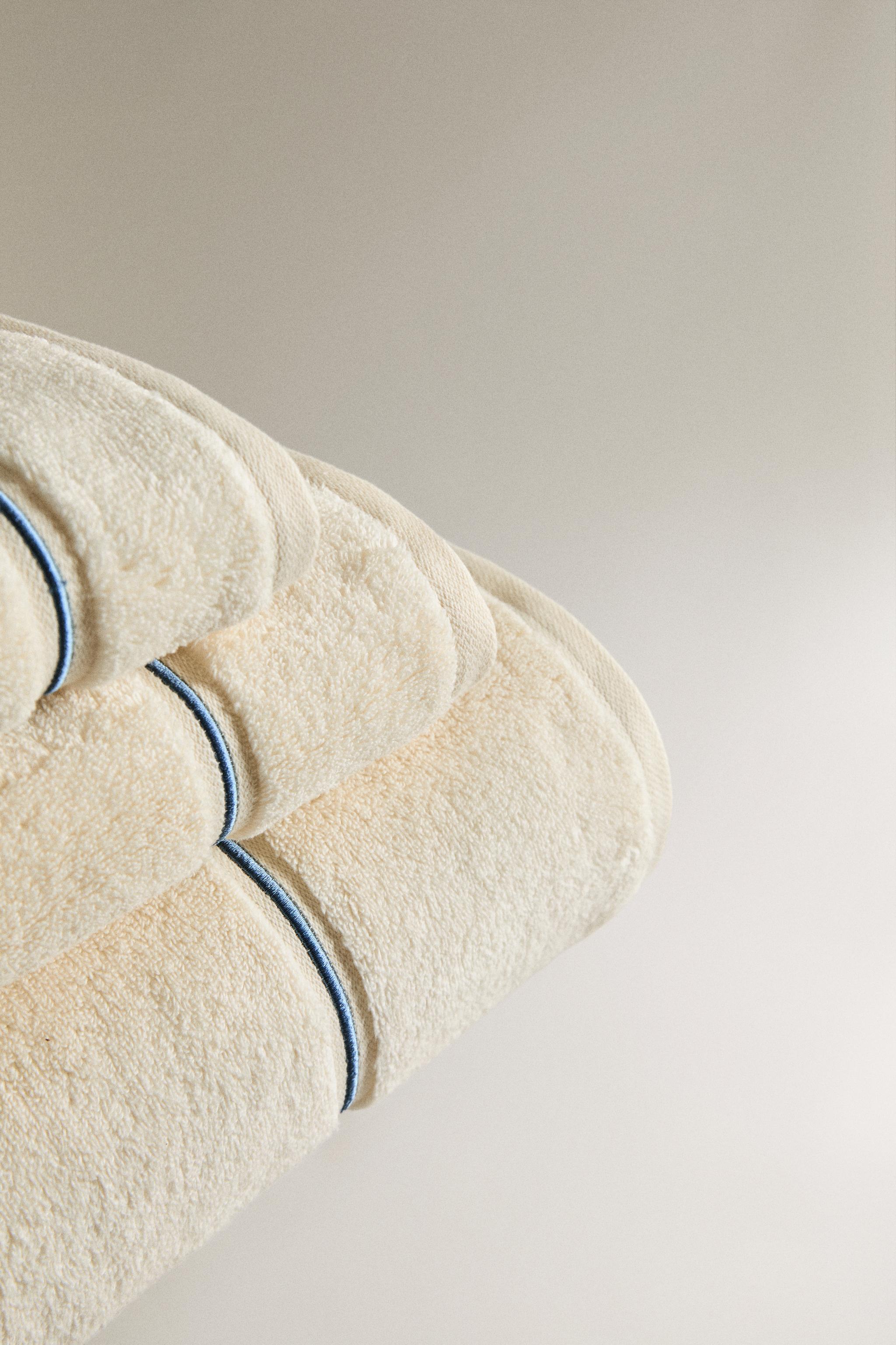 SCALLOPED EMBROIDERED BATH TOWEL — Electric blue