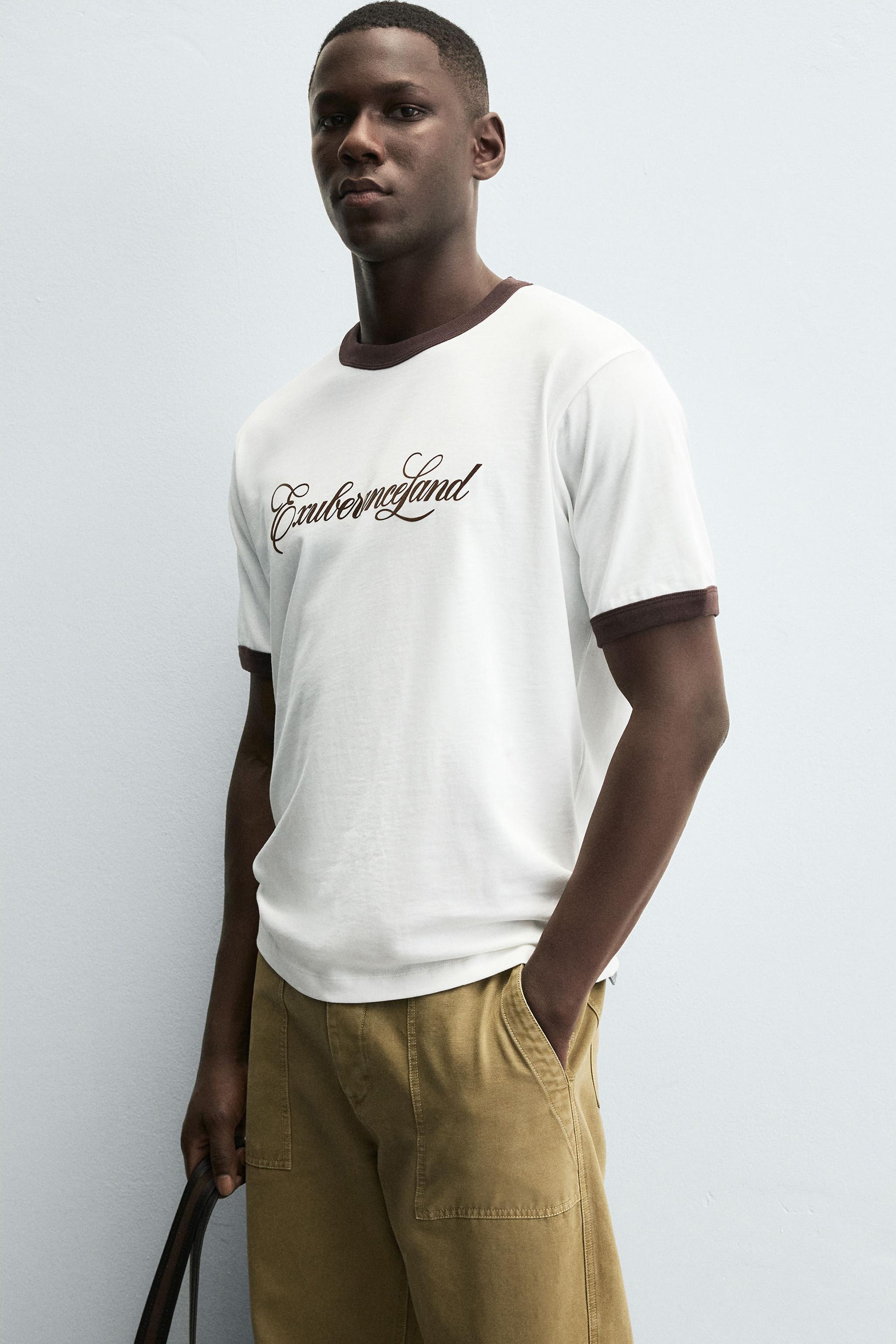 T-SHIRT CÔTELÉ EN CONTRASTE AVEC INSCRIPTION