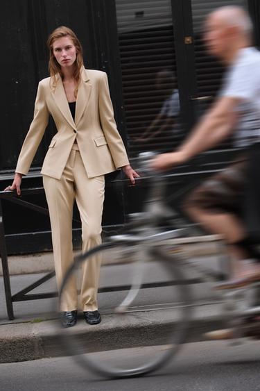BLAZER წელში გამოყვანილი ერთი ღილით - Zara-ს Sand