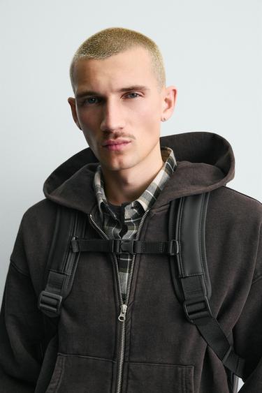 SAC À DOS EFFET GOMME MULTIPOCHES - Noir de Zara - Image 1