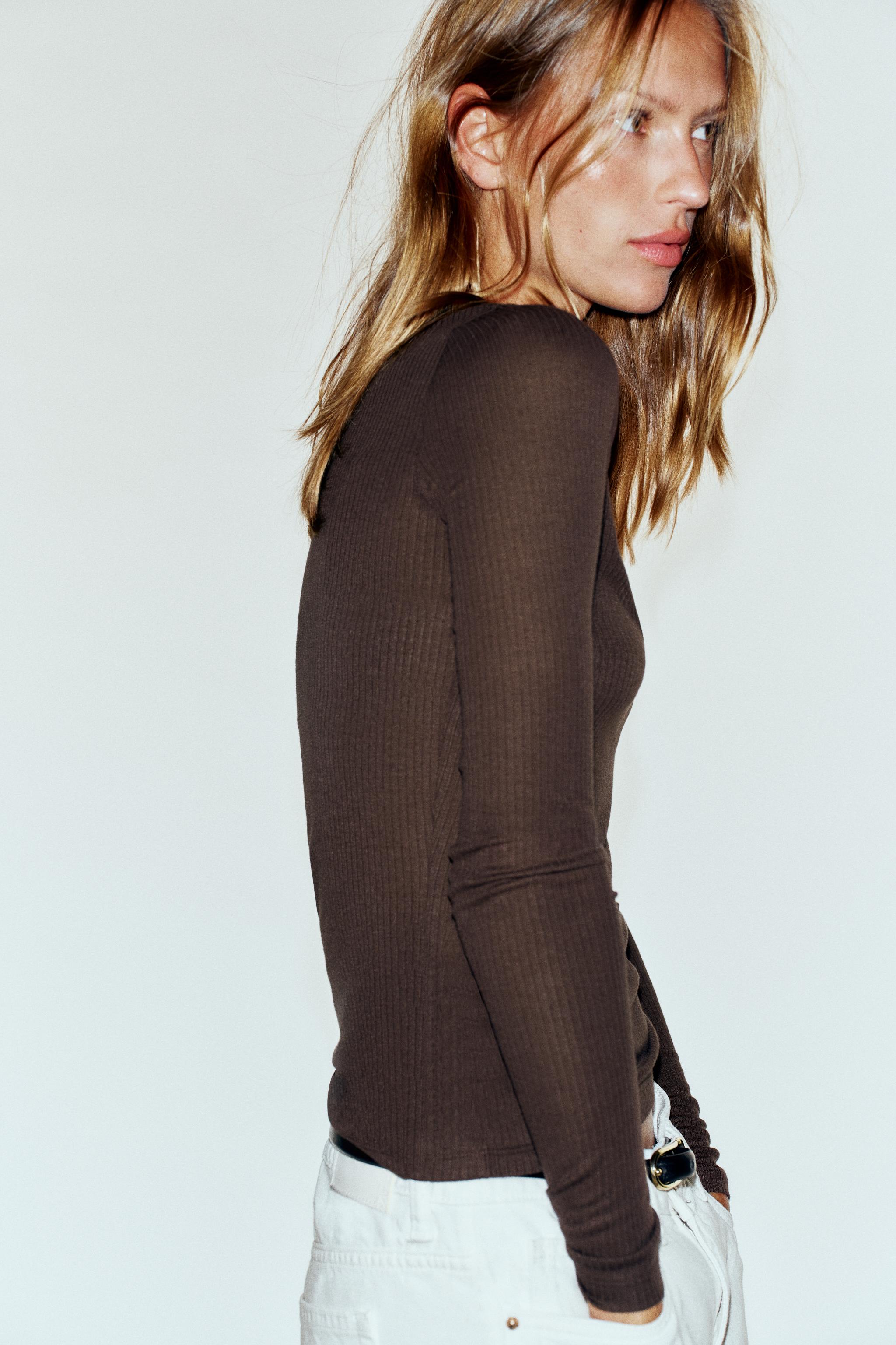 RIBBED V-NECK T-SHIRT