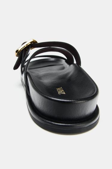 SANDALES PLATES À BOUCLES - Noir de Zara - Image 4