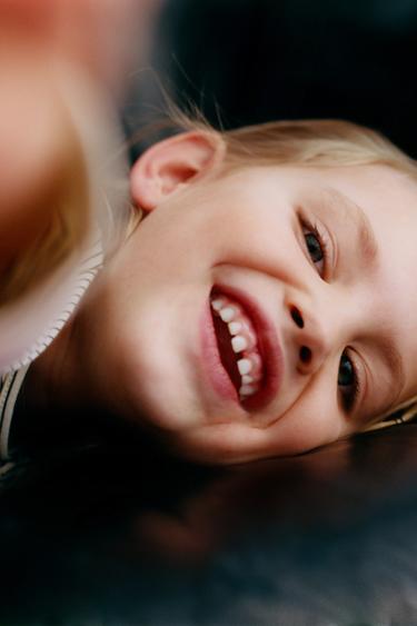 CAMISETA RAYAS CORAZONES BORDADOS - Negro / Crudo de Zara