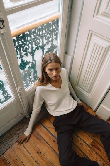PULL EN MAILLES EXTRAFINES À COL EN V - Écru moyen de Zara - Image 1