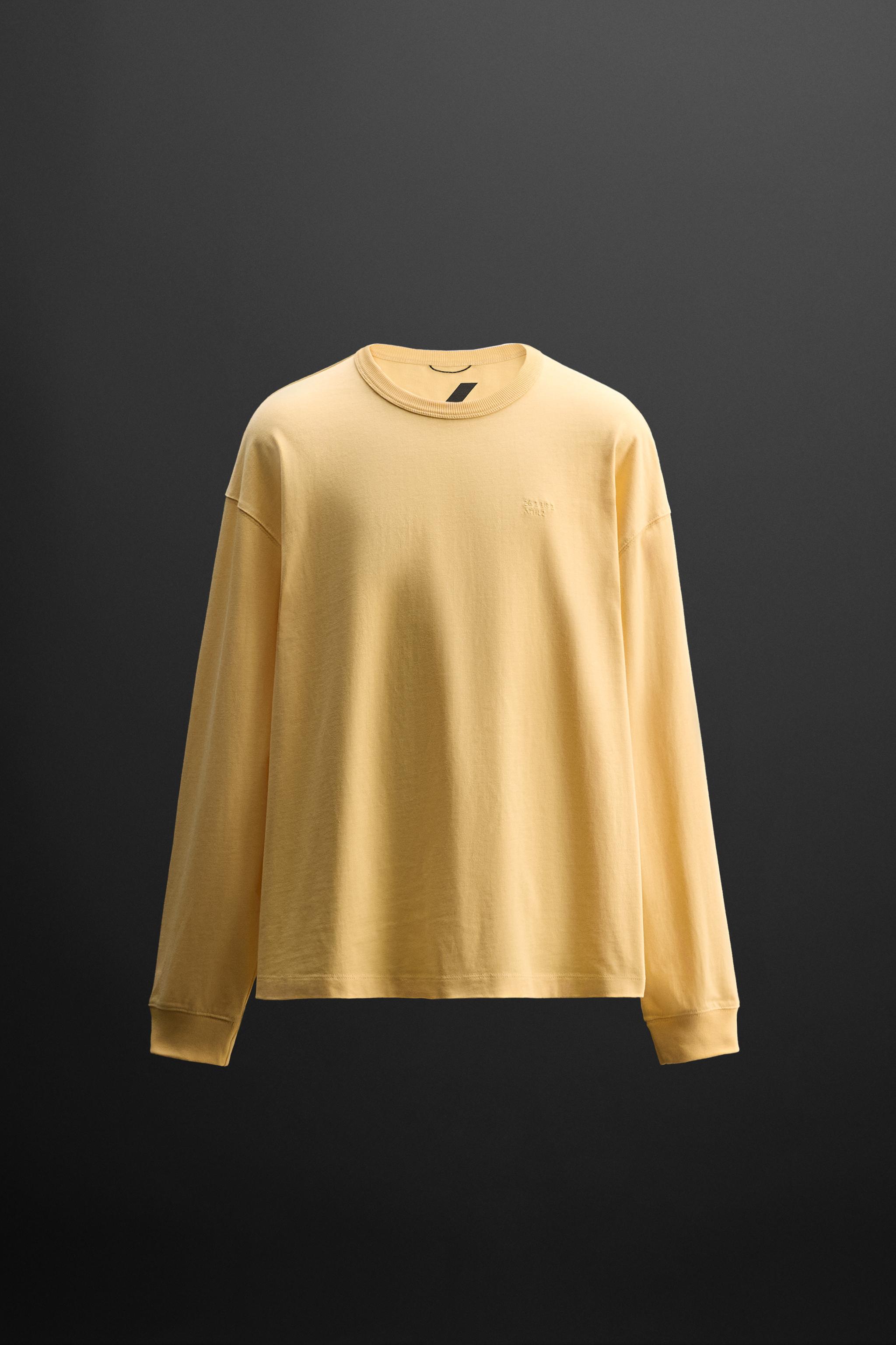 Relaxed fit T-shirt. Round neck and long sleeves with ribbed