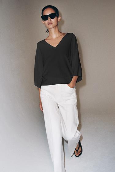 CAMISETA ESCOTE PICO - Negro de Zara