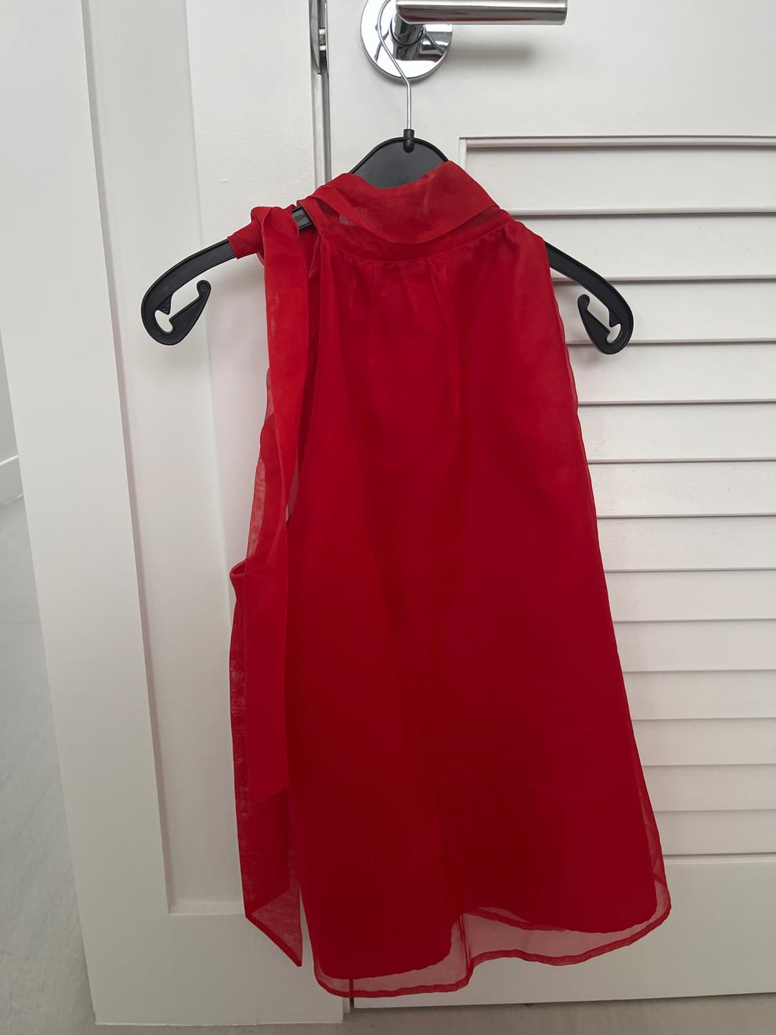 SLEEVELESS SILK TOP IN RED - Image 2