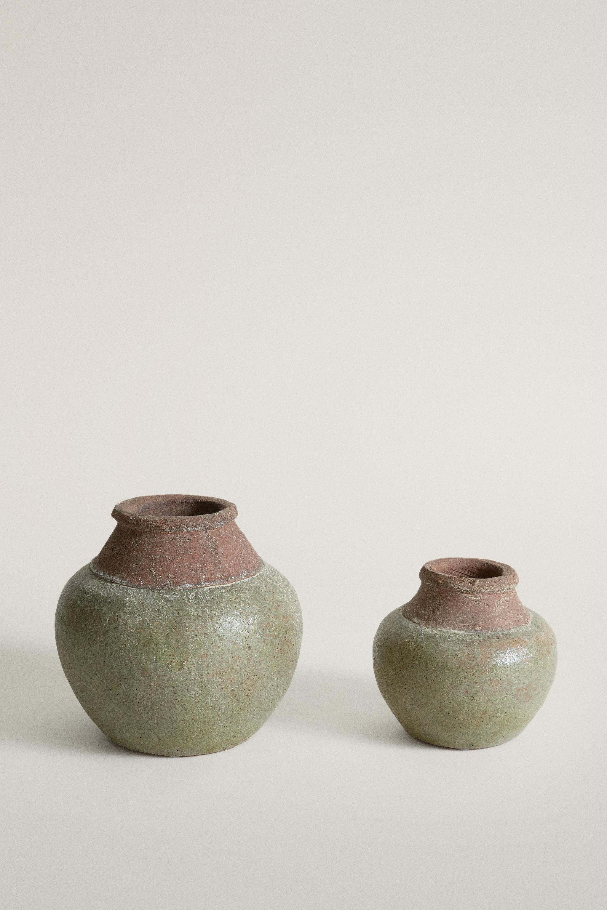 ROUND DECORATIVE CERAMIC VASE