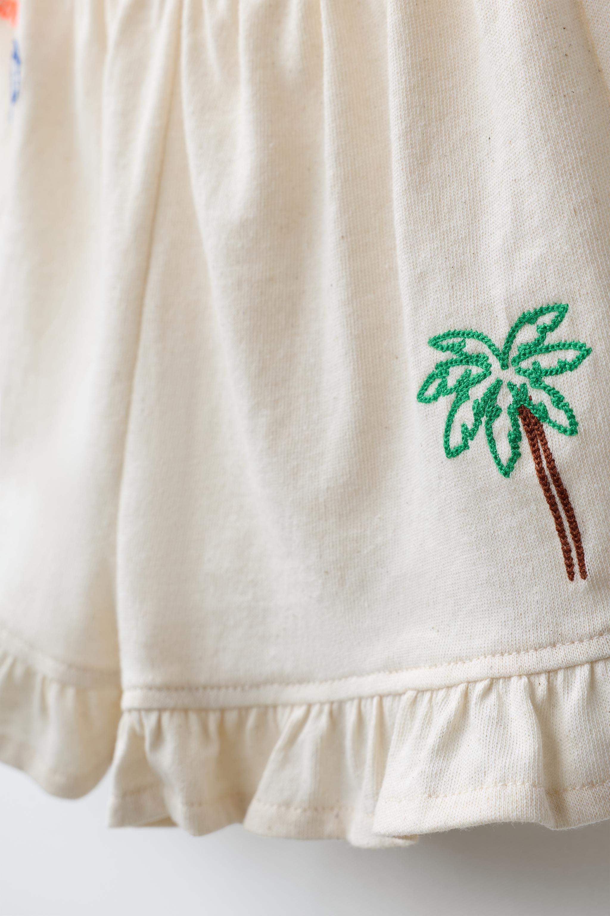 TROPICAL PRINT RUFFLE HEM SHORTS