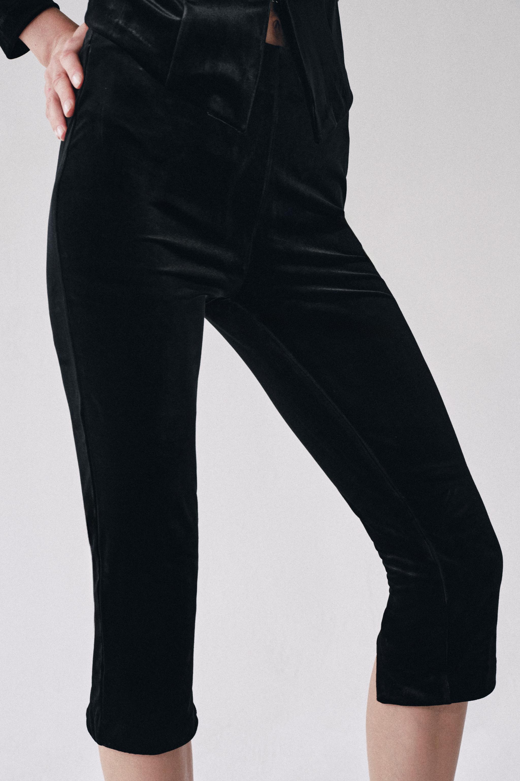 VELVET CAPRI PANTS