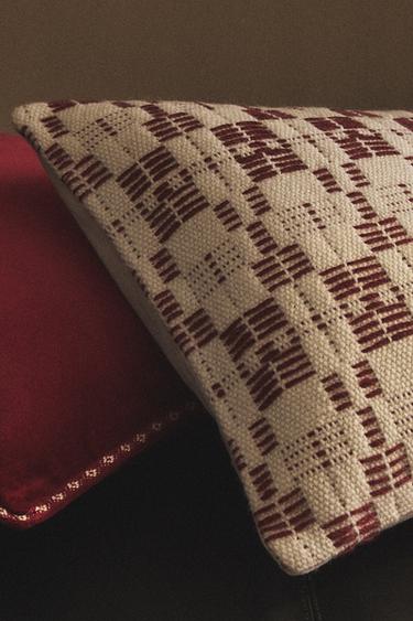 HOUSSE DE COUSSIN TISSÉ SYMÉTRIQUE NOËL - Écru / Rouge de Zara - Image 4