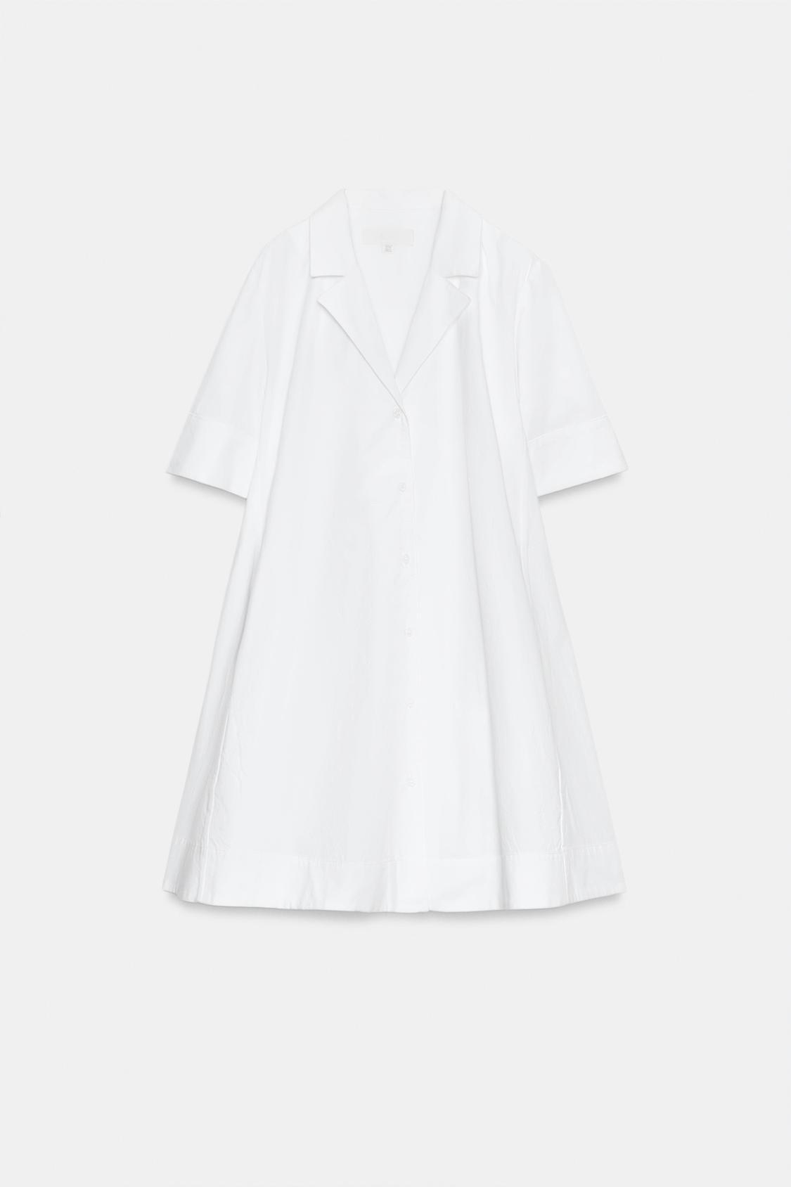 Sprednji pogled na belo srajčno obleko, kratki rokavi, ovratnik z reverjem, A-kroj, sprednje zapenjanje z gumbi.