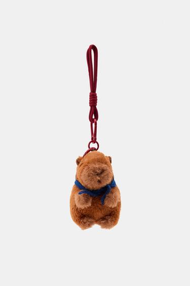 CAPYBARA SCARF CHARM KEY RING - Brown by Zara