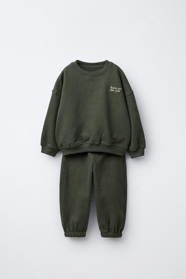 Zaras JOGGINGSET MED SWEATSHIRT OCH BYXA MED BRODERAD TEXT - Grön