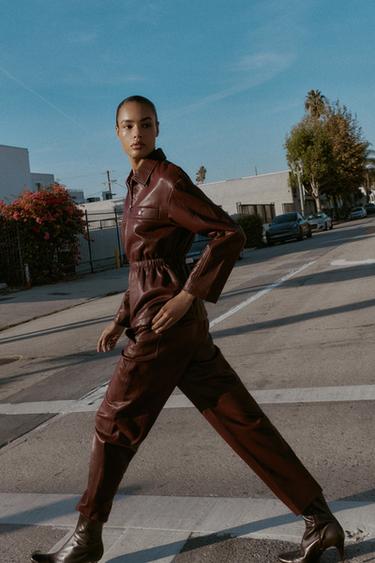 PANTALON MATIÈRE SYNTHÈTIQUE AVEC TAILLE ÉLASTIQUE - Grenat de Zara - Image 6