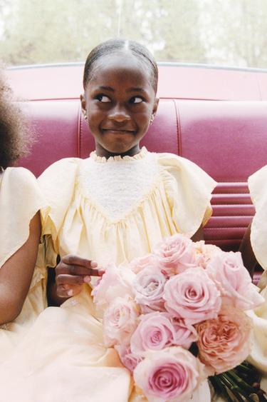 KLEID MIT STICKEREI UND SCHMUCKPERLEN - Hellgelb von Zara