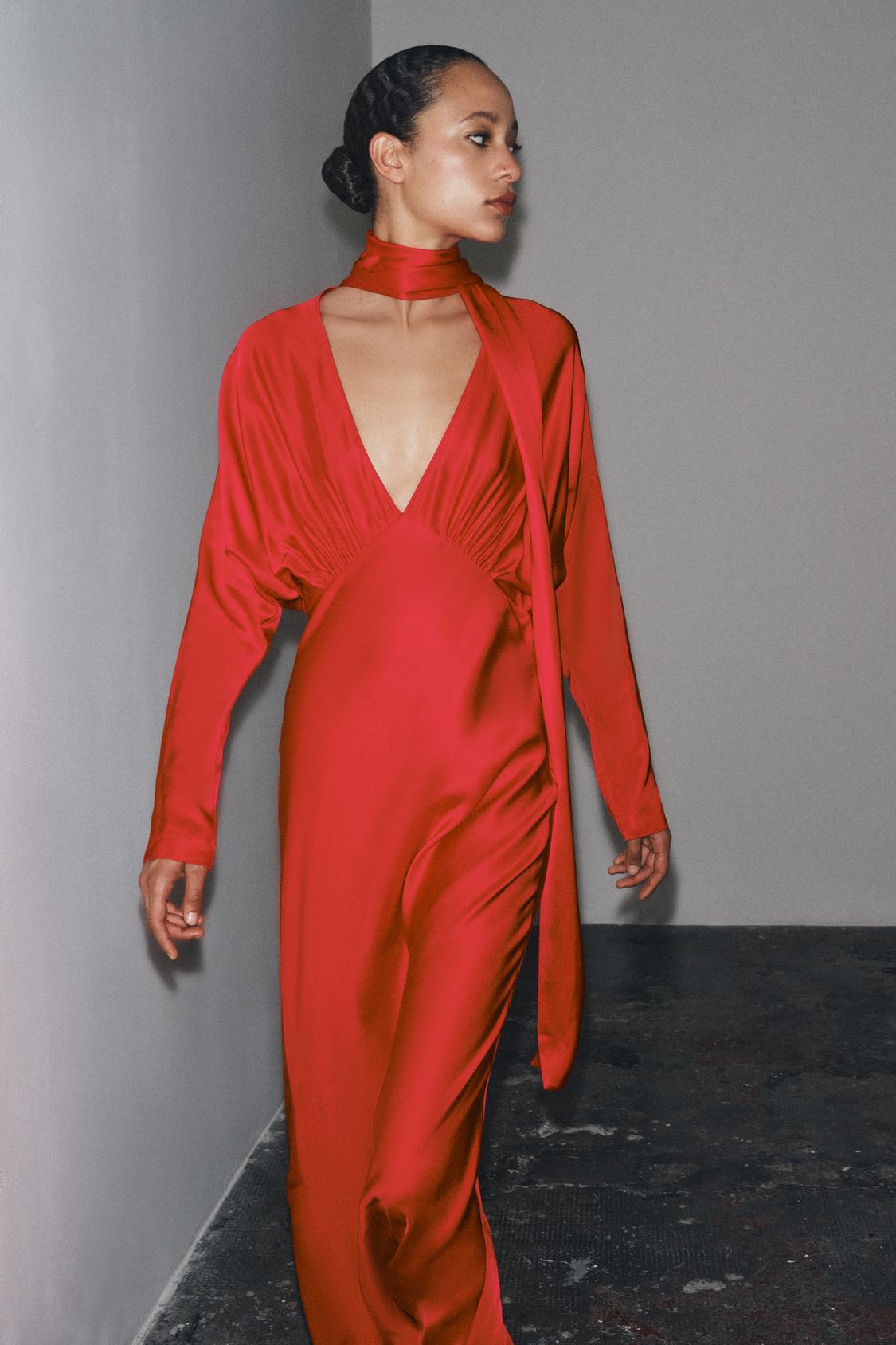 Komplet dolge rdeče obleke z globokim V-izrezom in dolgimi rokavi, skupaj z ujemajočim se šalom.