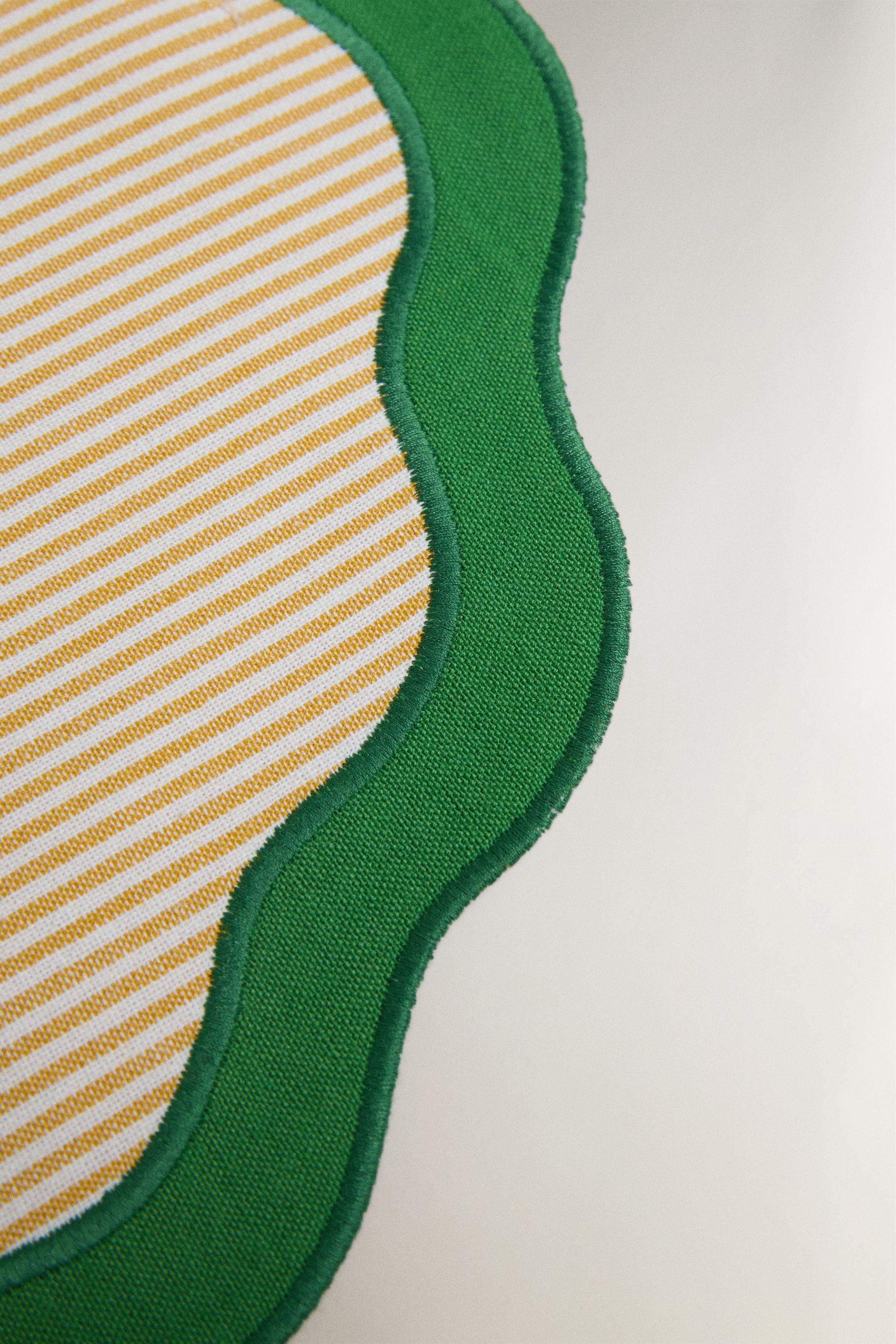 STRIPED PLACEMAT WITH SCALLOPED EDGE — Green