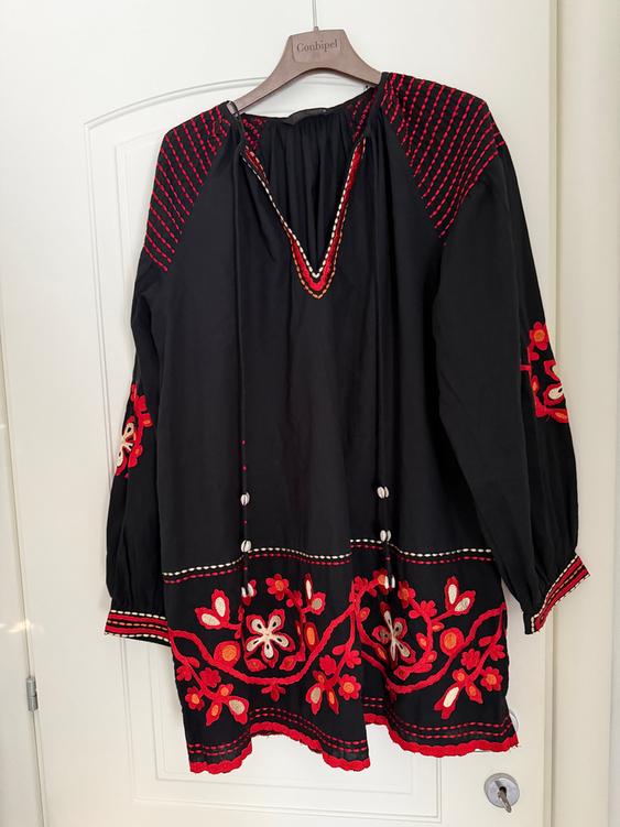 zara black dress with red flowers FLORAL EMBROIDERED SHORT ZW COLLECTION SECOND HAND Minimalist Luxury UNHEMMED GLOSSY FLORAL TEXTURE New FARM Rio Leaves Størrelse:XXL