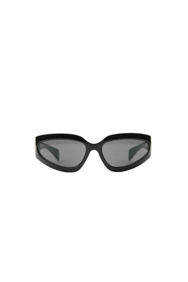Black sunglasses with thick frames and dark lenses on a white background. Modern and elegant design.
