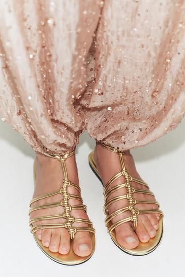 FLAT METALLIC EFFECT SANDALS - Gold by Zara