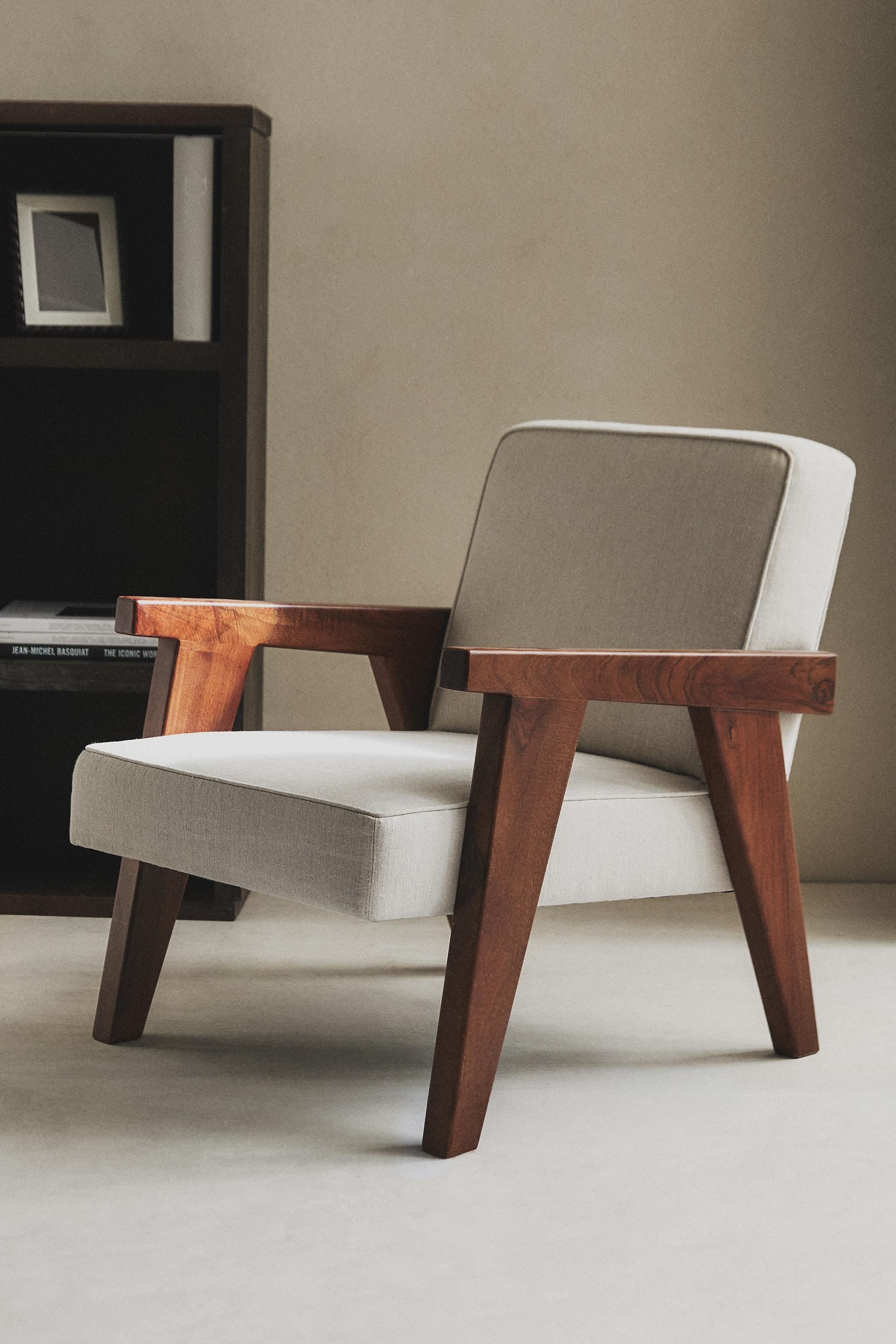 WALNUT UPHOLSTERED ACCENT CHAIR ZARA HOME BY BLASCO — Ecru