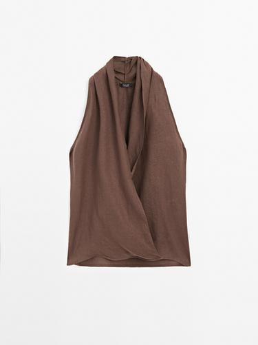 Top halter cruzado lino - Marrón de Zara