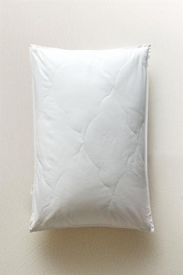 KIDS’ SOFT-TOUCH QUILTED FIBRE PILLOW - Oyster-white by Zara