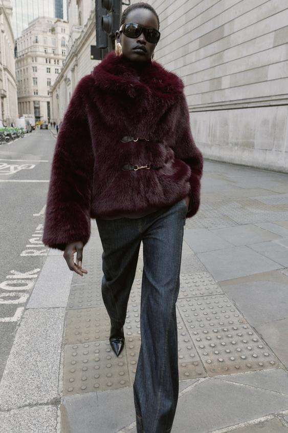 Topli, mekani i chic: faux fur kaputi koje svi žele ove zime 1 Komplet bordo jakne s efektom krzna s kopčama i širokih traperica.
